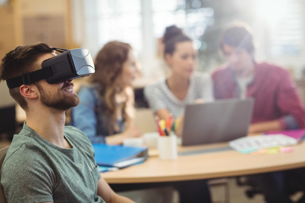 De las aulas virtuales a la inteligencia artificial: veinte años de formación online en España